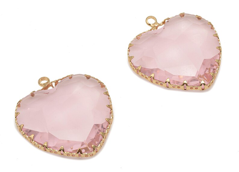 Gefacetteerde glazen hartbedels - roze glazen hartbedel met lus - goudkleurige vergulde messing hanger - moderne sieraden -31,04 x 27,94 x 9,64 mm - GS1149F afbeelding 2