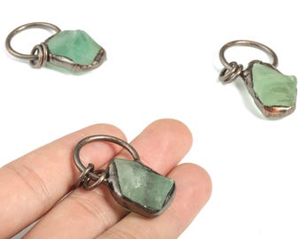 Ciondolo in cristallo di fluorite verde – Ciondoli irregolari in cristallo di fluorite - Materiali per la creazione di gioielli fai da te - Dimensioni medie - 43,55×22,2×11,44 mm - NS1333