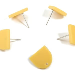 Puede incluir: Cinco pares de pendientes amarillos, dos son cuadrados y tres son semicirculares.