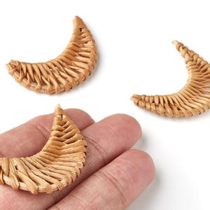 Pendientes de ratán tejidos a mano - Colgante de ratán con forma de luna - Pendientes de paja de madera - Joyería artesanal - 47x19,5x4,4 mm - RT1165