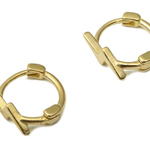 Brass Lightning Bolt Ear Huggie Hoops - Raw Brass Huggie Hoop Oorbellen - Minimalistische oorbellen - Sierlijke oorbellen - 11.88x11.64x2.7mm- PP7484