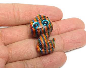 Regenbogen Holz Schlange Schlüsselanhänger Figur - Handgefertigte Holztier Anhänger - Geschnitzte Holzanhänger - Bastelbedarf Perlen - 34x21x18.6 mm - BB1380