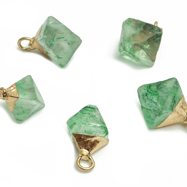 Grüner Fluorit Rhombic Ohrring Charm - Naturstein - EisenRhombic Anhänger - Vergoldete Legierung – Durchschnittliche Größe - 16,7x13x13mm – NS1406