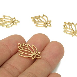 Könnte beinhalten: Goldfarbene Lotusblüten-Anhänger. Die Anhänger sind aus Metall gefertigt und haben ein filigranes, offenes Design. Die Lotusblume ist ein Symbol für Reinheit und Erleuchtung. Diese Anhänger sind ideal für die Schmuckherstellung.