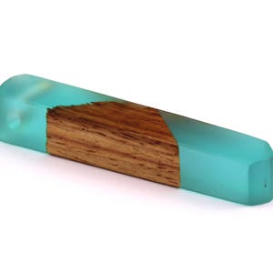 Ciondolo in resina di legno - Charms in legno mogano naturale - Collana in resina epossidica blu - Forniture di gioielli - Perline di legno - 60x10x11mm - BB1018MB