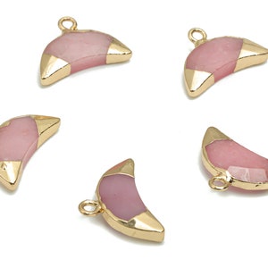 Può includere: Cinque ciondoli a forma di mezzaluna dorati con intarsi in opale rosa. I ciondoli hanno un anello nella parte superiore per essere attaccati ai gioielli.