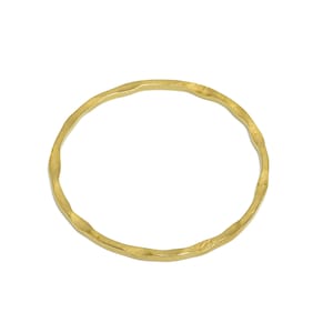 Könnte beinhalten: Ein goldfarbener, gehämmerter Metallring mit einer glatten, abgerundeten Oberfläche.