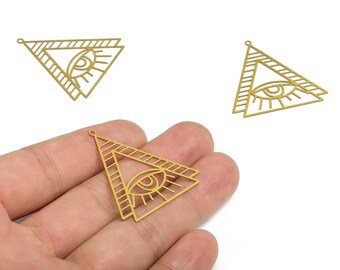 Peut inclure: Charm triangulaire en métal doré avec un motif d'œil. Les breloques présentent un design géométrique avec un œil au centre du triangle. Les breloques ont une petite boucle en haut pour la fixation.