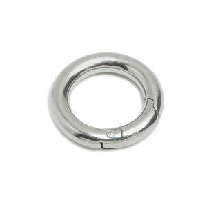 Op de afbeelding: Een zilveren metalen ring met een scharnierende opening. De ring is glad en glanzend.