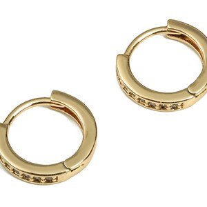 Messing Runde Huggie Hoop Ohrringe -Messing Hoops mit Zirkonen- 18K vergoldetes Messing - Schmuckzubehör -12,23x11,5x2,23mm- RGP3624
