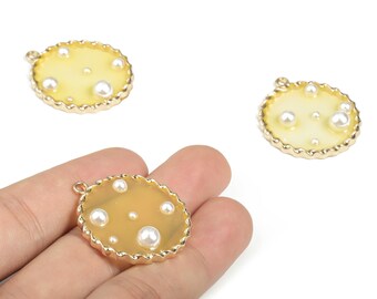Pendientes redondos de aleación con dijes - Colgante de perla de aleación con esmalte dorado - Aleación chapada en tono dorado - Suministros para joyería - 33,55 x 29,04 x 2,63 mm - ZZ1757