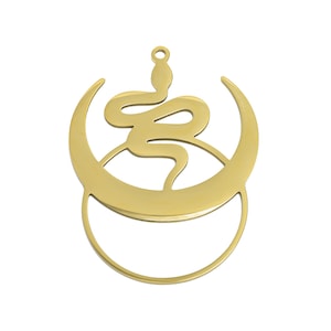 Puede incluir: Colgante dorado con una serpiente estilizada enrollada dentro de un diseño de media luna. El colgante tiene un pequeño lazo en la parte superior para colgarlo y está sobre un fondo blanco. El diseño es minimalista y elegante.