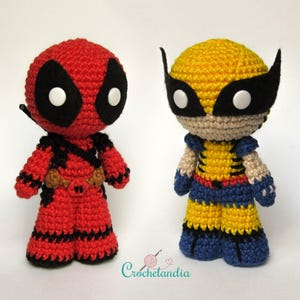 Pode incluir: Dois brinquedos de pelúcia de crochê, um vermelho e preto e o outro amarelo e azul. O brinquedo vermelho e preto é Deadpool e o brinquedo amarelo e azul é Wolverine.