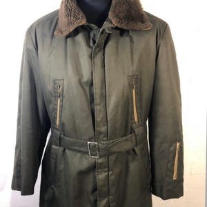 Afgewerkte 3/4 herenjas van VTG met riem en uitneembare imitatievoering - 'sKopes' biedt sportkleding