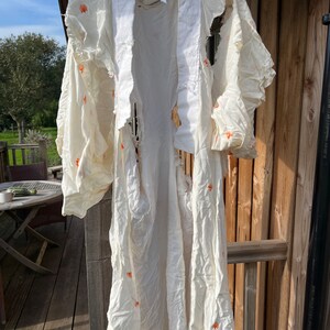 Vtg trashiger japanischer Kimono. Creme / Orange Blumendetail zusammen mit Kragen & Taille Binderiemen