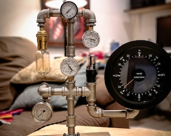 Lampe de table steampunk faite main : manomètres industriels et tube à vide