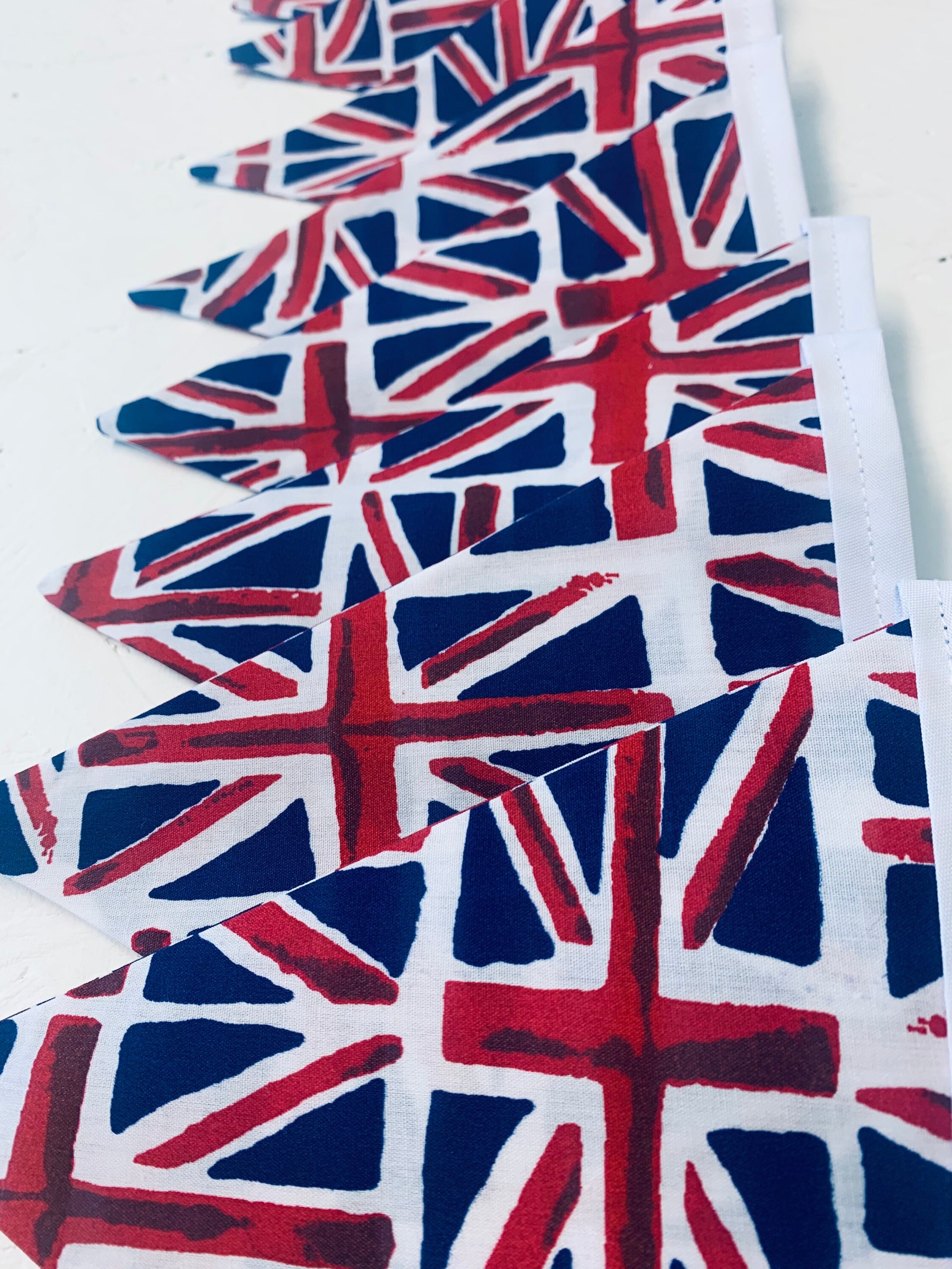 Striscione con bandierine rosse e bianche da 9,1 m, decorazioni per feste, bandiera Union Jack, in tessuto, bandierina, incoronazione, triangolo, ghirlanda per Jolily Outdoor Sporting Evento a tema