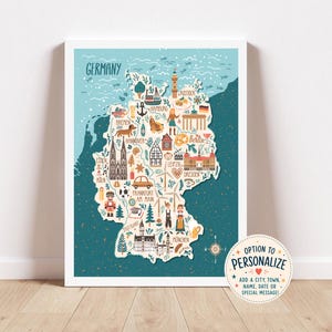 Könnte beinhalten: Ein gerahmter Druck von Deutschland, der eine Karte mit illustrierten Wahrzeichen und Städten wie Berlin und München zeigt. Die Karte befindet sich in einem weißen Rahmen, mit dem Wort "GERMANY" oben. Eine kreisförmige Grafik bietet Personalisierungsoptionen.