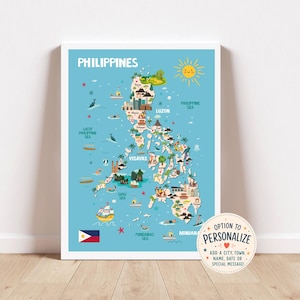 Op de afbeelding: Een ingelijste kaart van de Filippijnen met een lichtblauwe achtergrond. De kaart bevat illustraties van bezienswaardigheden, boten en een lachende zon. Tekst bevat "Filippijnen" en "Option to Personalize". De Filippijnse vlag staat linksonder.