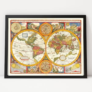 Op de afbeelding: Een ingelijste vintage wereldkaart met een zwart frame. De kaart toont een gedetailleerde, kleurrijke weergave van de continenten en oceanen, met decoratieve illustraties en tekst. De kaart is in een klassieke stijl, met de nadruk op historische cartografie.