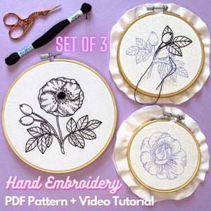 Puede incluir: Tres bastidores de bordado con diseños florales, incluyendo una amapola y una rosa. La imagen incluye hilo de bordar negro, tijeras doradas y el texto "SET OF 3" y "Hand Embroidery PDF Pattern + Video Tutorial."