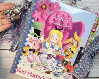 不思議の国のアリスのジャンクジャーナル：手作りの小さな黄金の本の