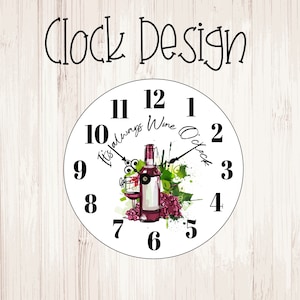 Könnte beinhalten: Eine runde Wanduhr mit weißem Zifferblatt mit schwarzen Ziffern und Zeigern. Das Zifferblatt hat ein Wein-Thema-Design mit einer Flasche, Trauben und dem Text "It's always Wine O'clock". Über der Uhr steht der Text "Clock Design".