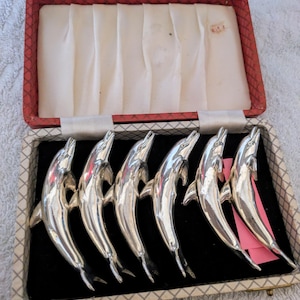 Set mit 6 Vintage versilberten Delfin Tischkartenhaltern