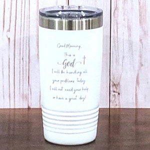 Könnte beinhalten: Weißer Edelstahlbecher mit einem Zitat, das lautet "Good Morning,  This is a -God-  I will be handling all your problems today. I will not need your help. Have a good day!"