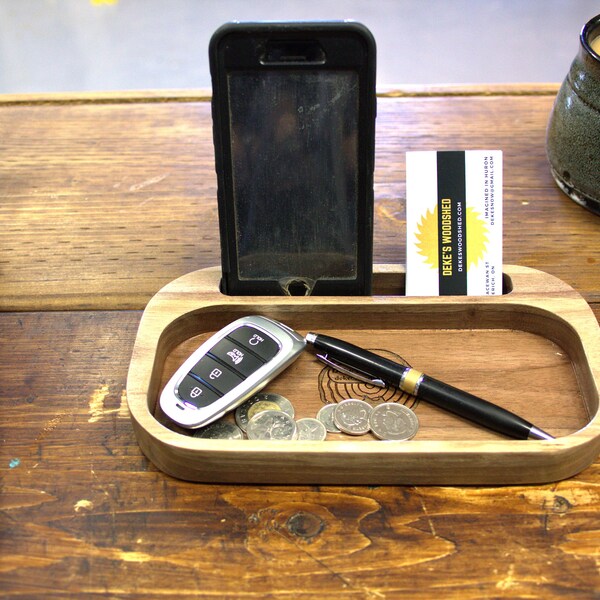 Organiseur de plateaux Catch All en noyer massif avec support pour téléphone et porte-cartes de visite