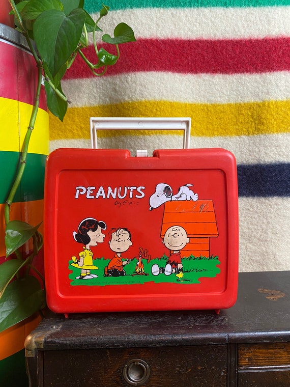 Vintage 1960's Peanuts Gang Roasting Hot Dogs Red Lun… Gem
