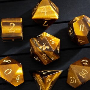 Set di dadi ape con pietre preziose in occhio di tigre