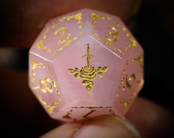 Jeu de dés Rogue Rose avec pierres précieuses et quartz rose