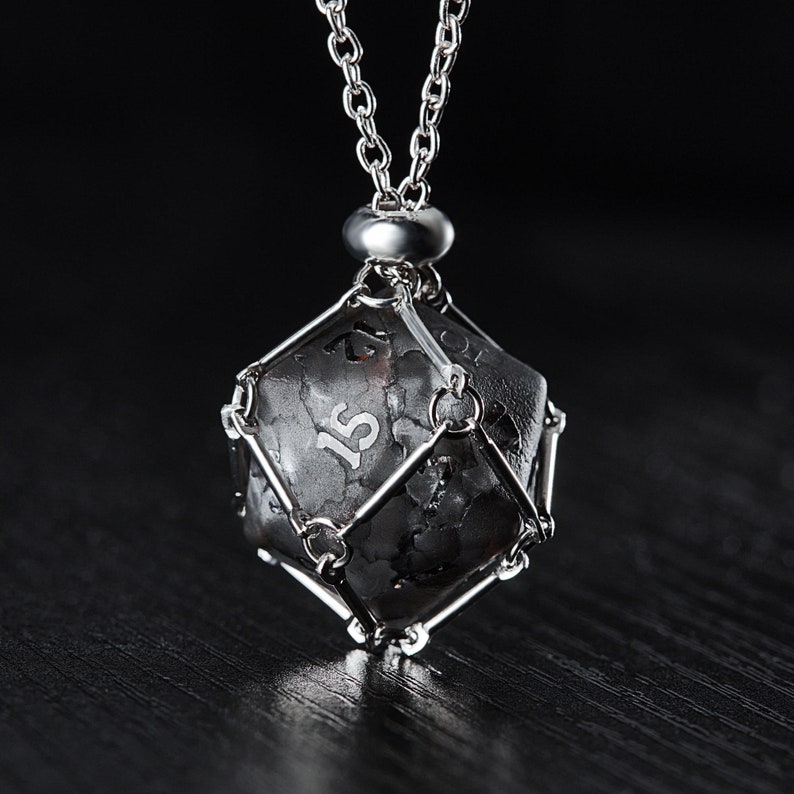 Erhöhtes Black Lightning Glass Würfel Set D20 Necklace