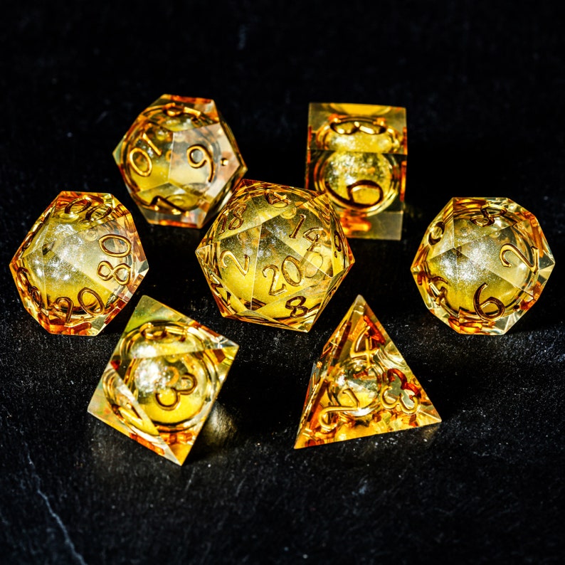 Gelb Sand Flüssigkern Würfelset 11 Dice Set