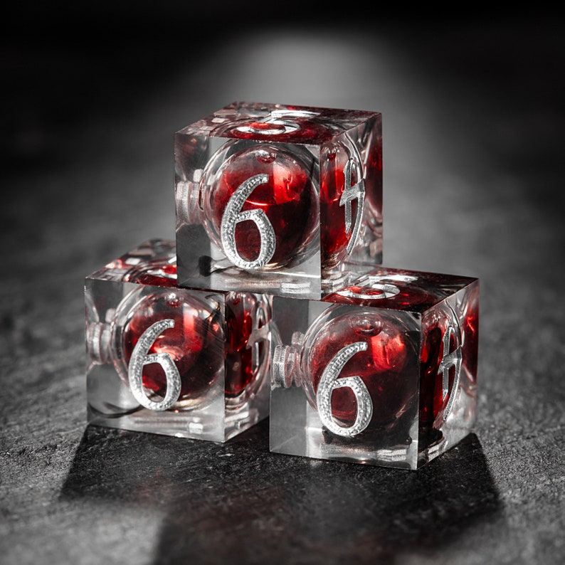 Jeu de dés lune à noyau liquide rouge sang D6 x 3