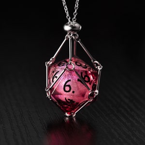 Jeu de dés à noyau liquide rouge foncé Lune D20 Necklace