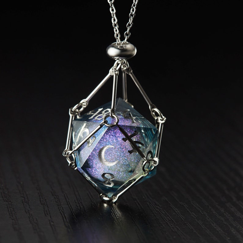 Ensemble de dés lune Galaxy Core liquide bleu foncé D20 Necklace