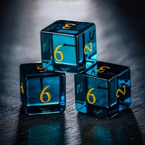 Jeu de dés en verre bleu foncé D6 x 3