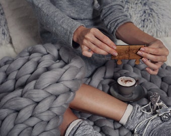 Hand Knit Merino Wool Chunky Blanket: Cozy Pet Bed Throw