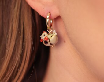 Kolczyki w kształcie kurczaka wiosennego - ręcznie robione kolczyki ze szkła lampwork, wykonane z koca piknikowego, kółka ze złota 14-karatowego lub srebra próby 925
