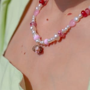 Collier hérisson de Picnic Blanket Jewellery, avec perles de verre au chalumeau, charme hérisson, automne image 1