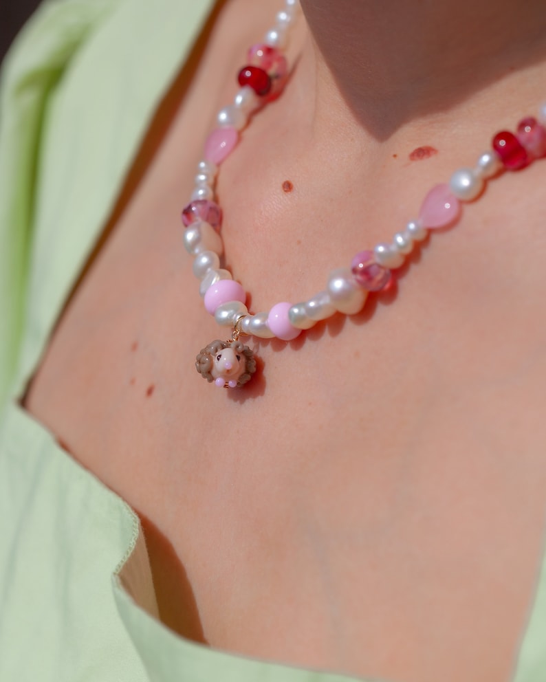 Collier hérisson de Picnic Blanket Jewellery, avec perles de verre au chalumeau, charme hérisson, automne image 1