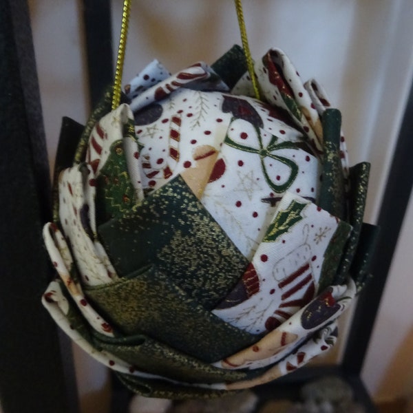 Boule de Noël façon patchwork en tissus blanc à motif et vert