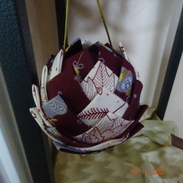 Boule de Noël façon patchwork en tissus coton bordeaux à motif boule de noël et blanc motif étoiles et feuilles