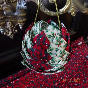 Navidad bola de Navidad patchwork estilo telas algodón blanco acebo pequeño y patrón rojo