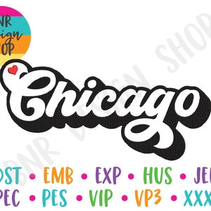 Può includere: Testo stilizzato in bianco e nero che recita "Chicago" con un piccolo cuore rosso sopra la "C". Il testo è in uno stile di font retrò. Sotto il testo ci sono le parole "DST EMB EXP HUS JEF PEC PES VIP VP3 XXX".