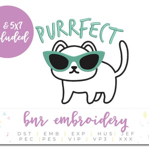 K&ouml;nnte beinhalten: Eine Schwarzwei&szlig;illustration einer Katze mit gr&uuml;ner Sonnenbrille und dem Text "PURRFECT" dar&uuml;ber. Der Text "4x4 & 5x7 included" befindet sich in einem lila Kreis. Der Text "bur embroidery" ist lila auf wei&szlig;em Hintergrund mit Konfetti. Der Text "DST EMB EXP HUS JEF PEC PES VIP VP3 XXX" befindet sich unter dem Text "bur embroidery".
