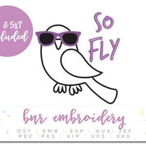 K&ouml;nnte beinhalten: Eine Schwarzwei&szlig;-Zeichnung eines Vogels mit Sonnenbrille und dem Text "So Fly" in Lila. Das Bild enth&auml;lt den Text "4x4 & 5x7 included" in einem lila Kreis und den Text "bur embroidery" in Lila auf einem Konfetti-Hintergrund.