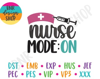Puede incluir: Un diseño de bordado digital que presenta un gorro de enfermera, una jeringa y el texto "nurse mode: on". El diseño está en negro, rosa, turquesa y blanco.